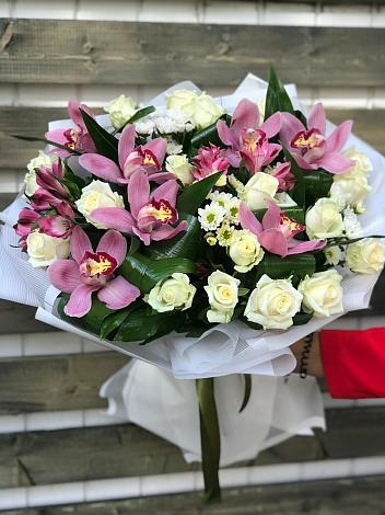 Букет цветов из: Розы и Хризантемы в Абрау-Дюрсо