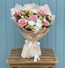 Букет цветов из:  Гвоздики, Орхидеи и Розы в Абрау-Дюрсо