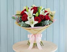 Букет цветов из:  Лилии и Розы в Абрау-Дюрсо