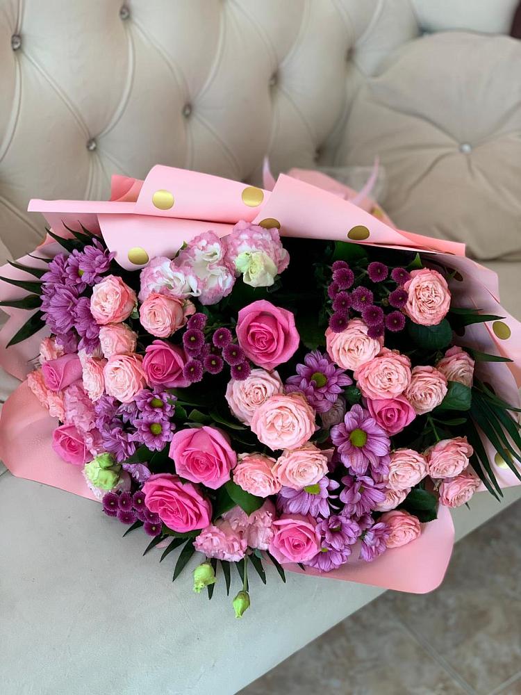 Букет цветов из: Хризантемы, Розы и Лизиантусы в Абрау-Дюрсо