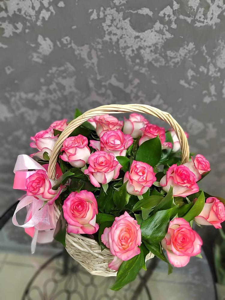 Цветочная композиция из Розы в корзине в Абрау-Дюрсо