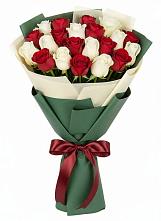 Букет Микс из красных и белых роз в Абрау-Дюрсо