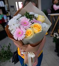 Букет цветов из:  Герберы, Розы и Хризантемы в Абрау-Дюрсо