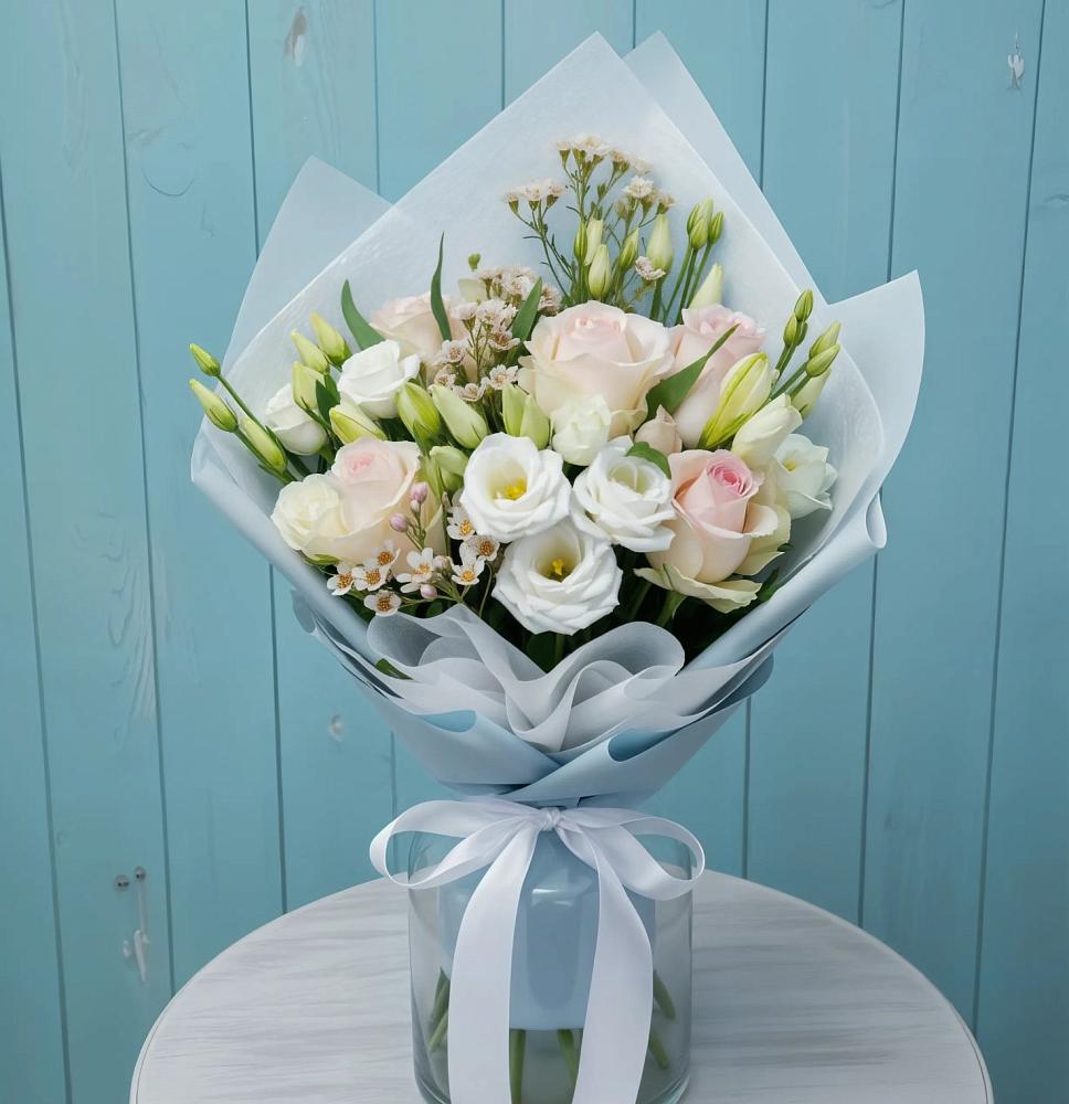 Букет цветов из: Розы и Лизиантусы в Абрау-Дюрсо