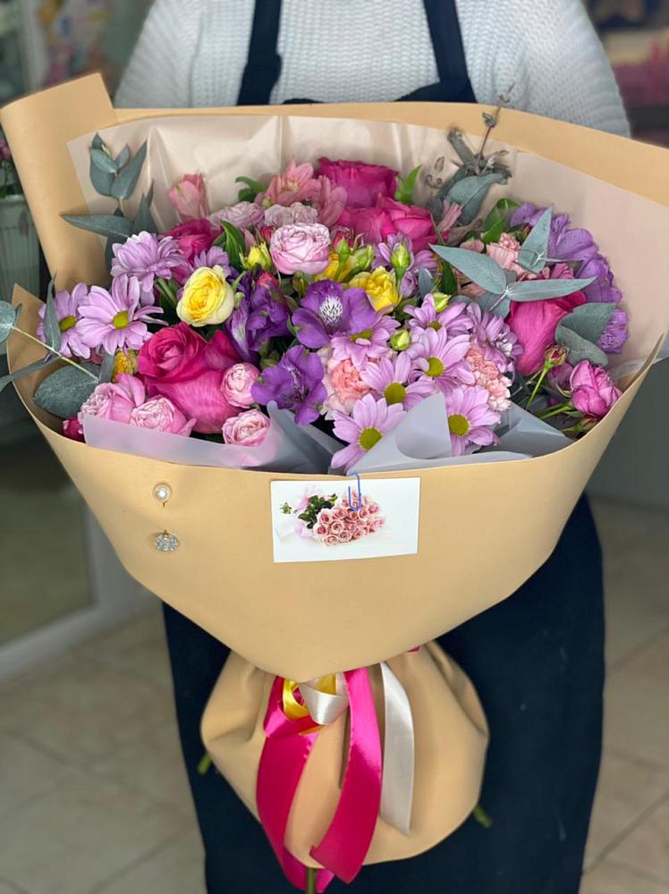 Букет цветов из: Хризантемы, Гвоздики и Альстромерии в Абрау-Дюрсо