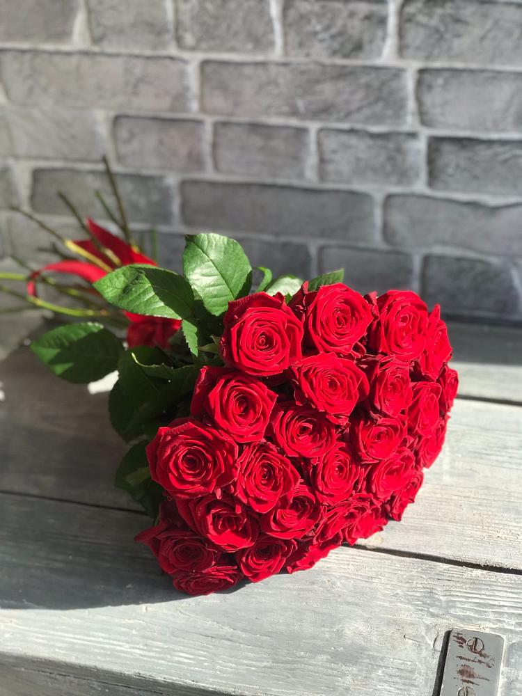 Букет Красные розы Фридом в Абрау-Дюрсо