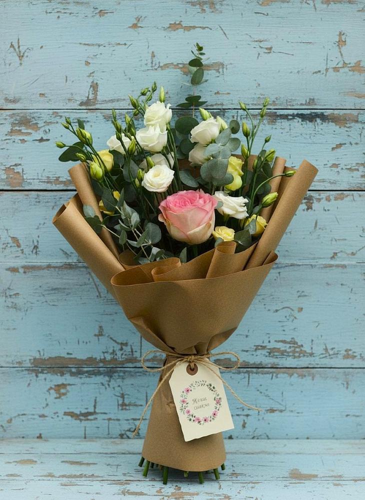 Букет цветов из: Розы и Лизиантусы в Абрау-Дюрсо