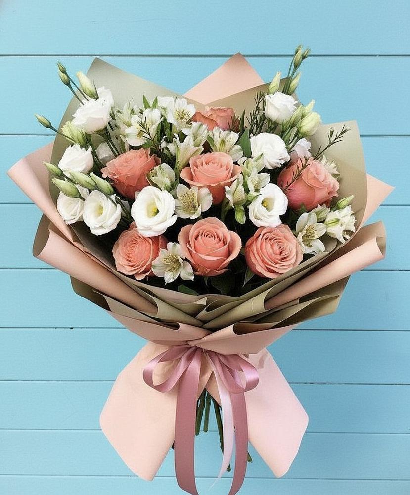 Букет цветов из: Розы, Альстромерии и Лизиантусы в Абрау-Дюрсо