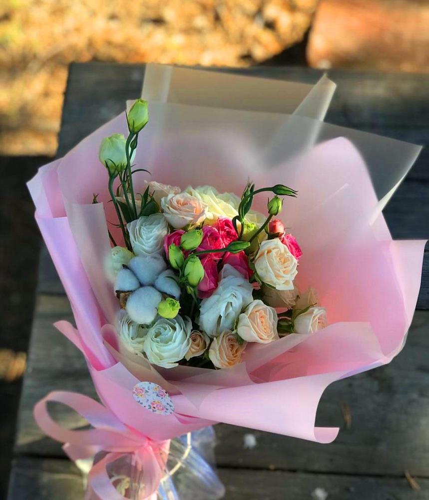 Букет цветов из: Розы и Лизиантусы в Абрау-Дюрсо