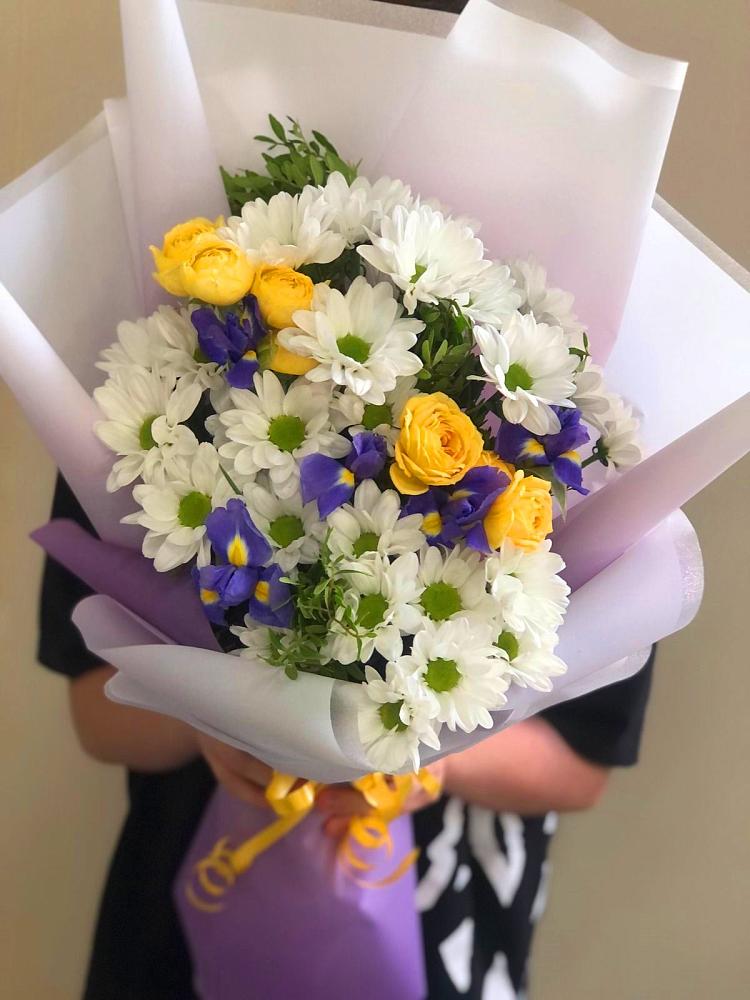Букет цветов из: Ирисы, Хризантемы и Розы в Абрау-Дюрсо