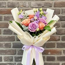 Букет цветов из:  Лизиантусы и Розы в Абрау-Дюрсо