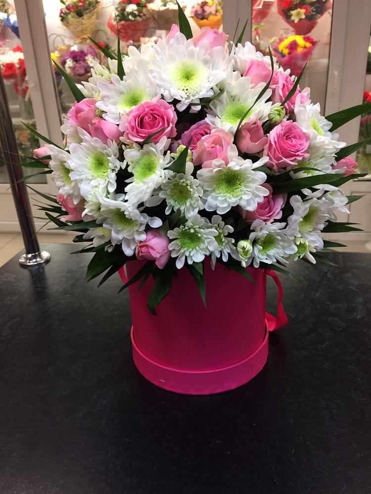 Цветочная композиция из Розы и Хризантемы в шляпной коробке в Абрау-Дюрсо