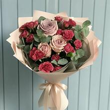 Букет цветов из:  Гвоздики и Розы в Абрау-Дюрсо