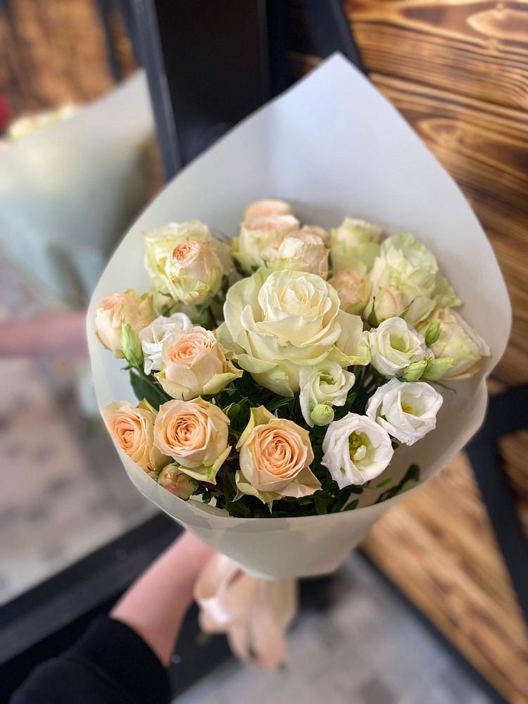 Букет цветов из: Розы и Лизиантусы в Абрау-Дюрсо